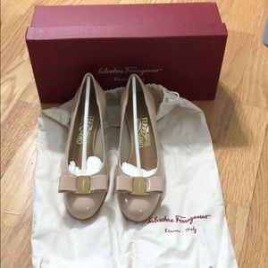 Salvatore Ferragamo Vara Pumps in New Bisque sz5.5